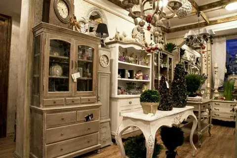 Путешествие по блошиному рынку: подробное описание атмосферы и особенностей посещения блошиного рынка