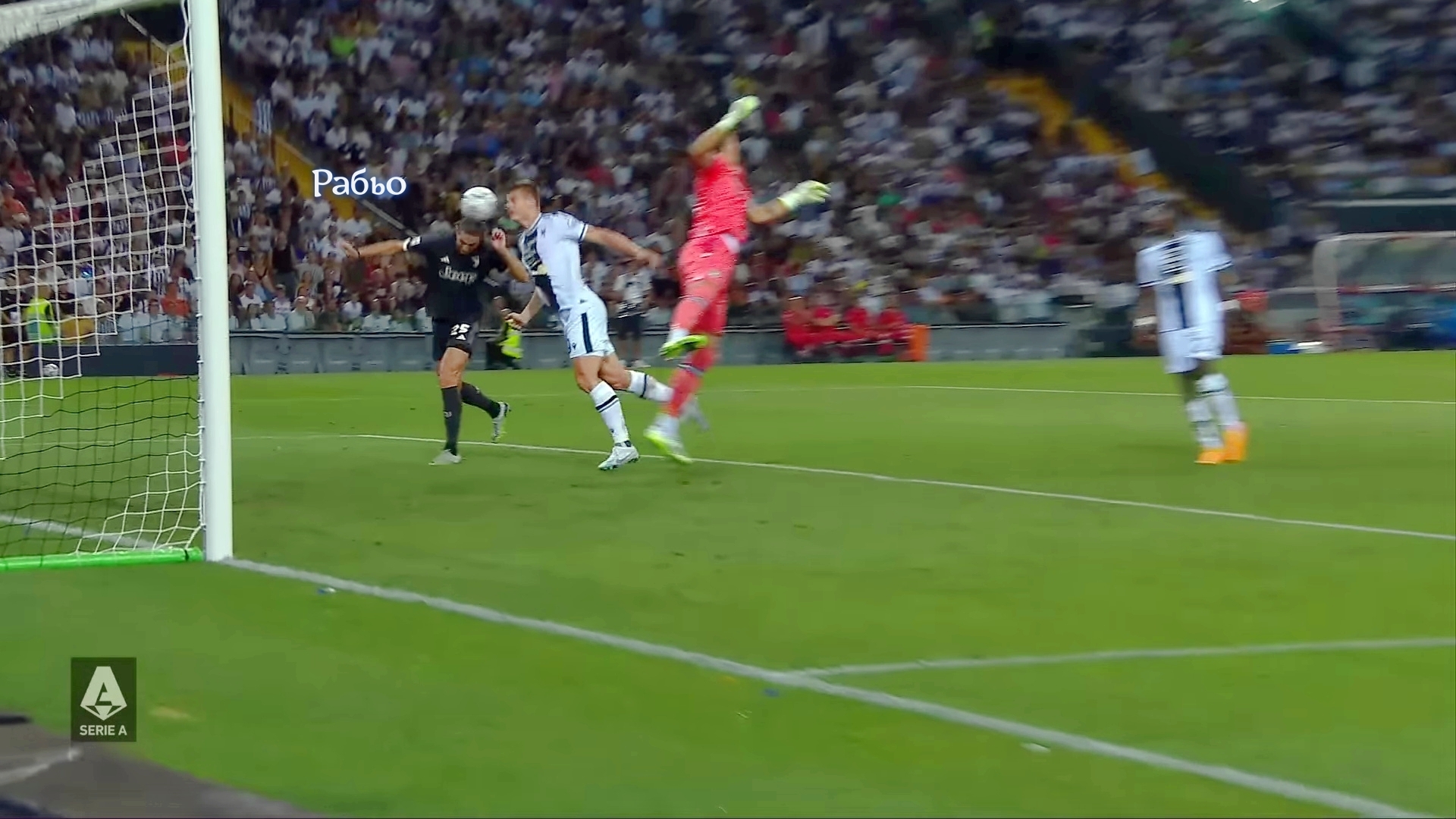 Старая синьора бежит бодро