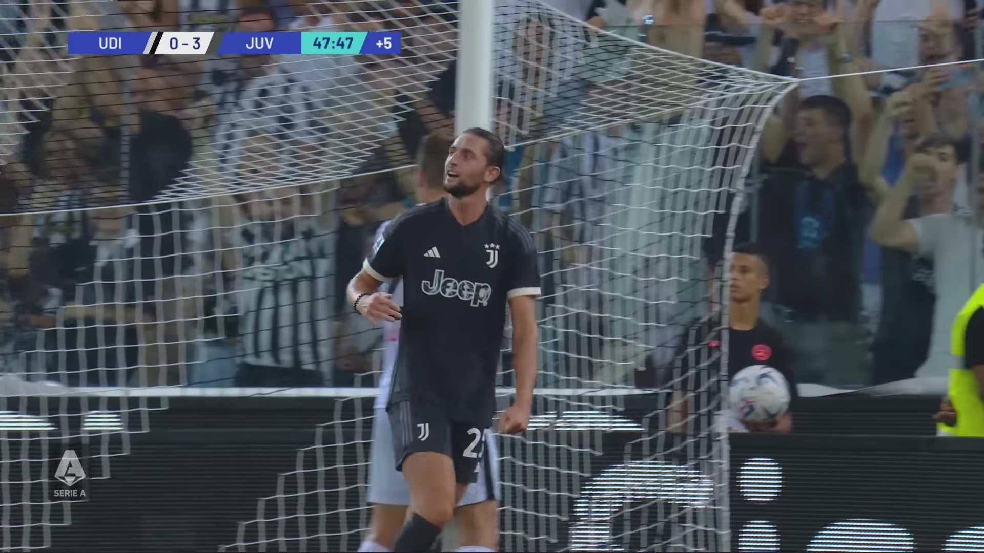 Старая синьора бежит бодро