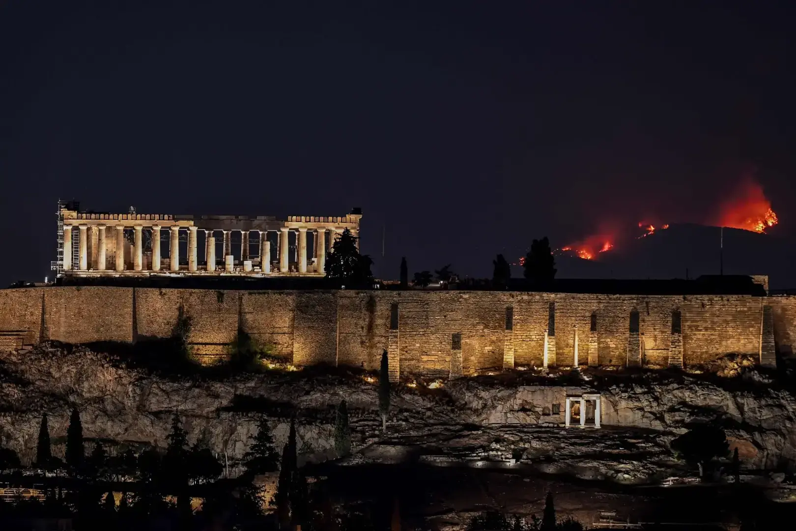 В Греции горят сотни новых пожаров. Смотрите последние фотографии.