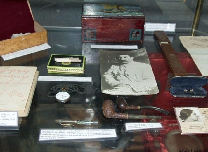 Личность Иосифа Сталина можно судить по описи оставленных после его смерти предметов. Вы можете найти такого бедного среди современных чиновников?