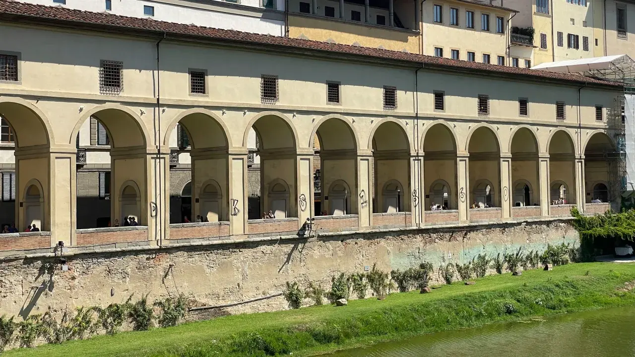 Туристы арестованы за нанесение футбольных граффити на 460-летнюю итальянскую достопримечательность