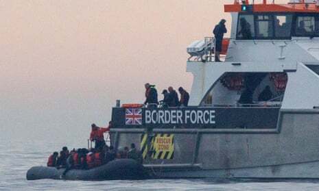 Детей, прибывающих в Великобританию на маленьких лодках, отправляют в тюрьму для взрослых сексуальных преступников
