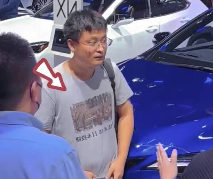 Китаец носит футболку с надписью «Капитуляция Японии» и покупает японскую машину