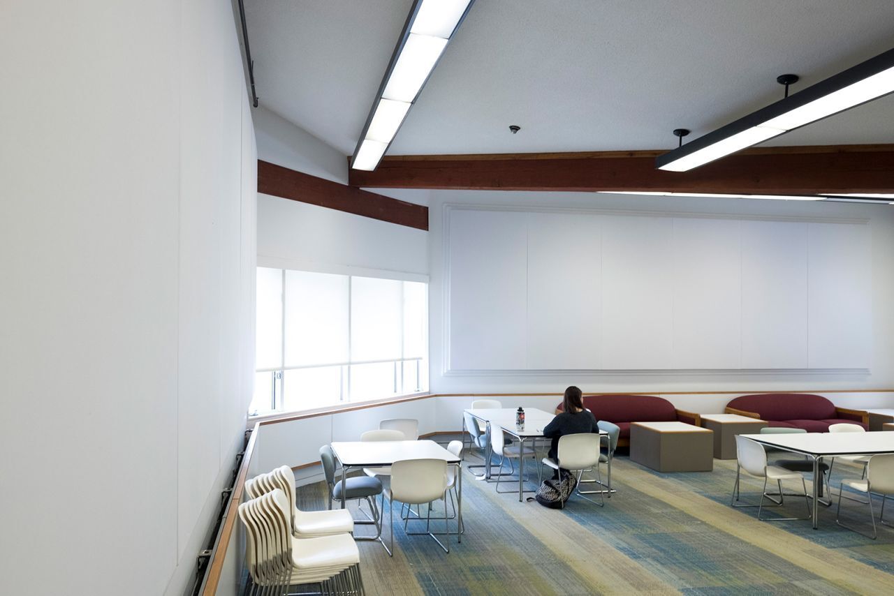 Юридическая школа Вермонта может скрыть скандальную фреску с изображением рабства, постановил суд