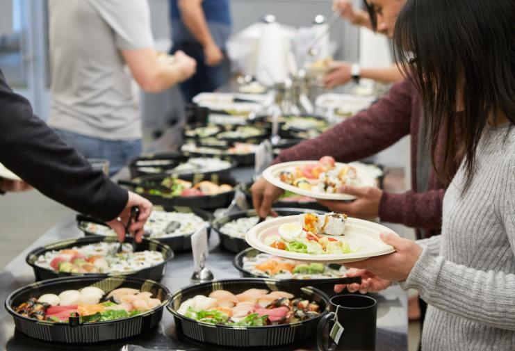 Надо ли внедрить, чтобы работодатель оплачивал своим работникам обеды?