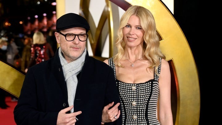 Супермодель Клаудия Шиффер, 53 года, бросает вызов возрасту во время празднования дня рождения в Греции.