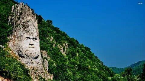 Каменный лик царя Децебала - историческое наследие Румынии.