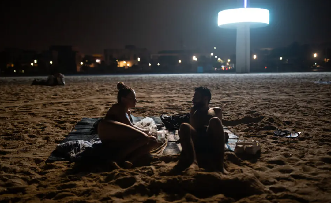 Чтобы спастись от жары в Дубае, отправляйтесь на пляж в полночь