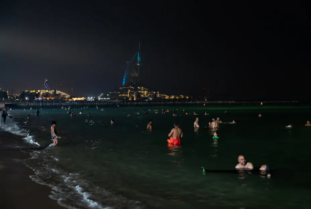 Чтобы спастись от жары в Дубае, отправляйтесь на пляж в полночь