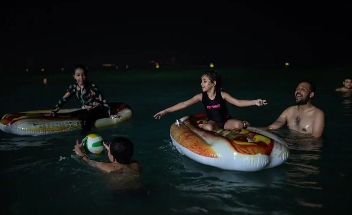 Чтобы спастись от жары в Дубае, отправляйтесь на пляж в полночь