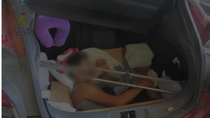 В Мелилье арестована француженка за то, что она спрятала своего марокканского брата-мигранта в колодце запасного колеса