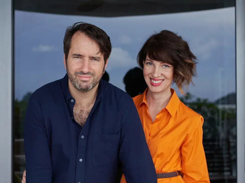 Эта пара превратила участок земли на острове Сумба в 4-этажный курорт с люксами и виллами стоимостью до 1100 долларов за ночь .