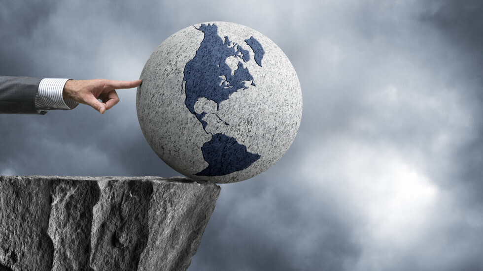«На краю пропасти: эксперты определяют причины нового глобального кризиса»