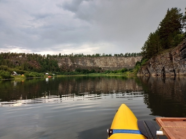 Лимоновский хребет напротив на поляне приземляется огромное НЛО.