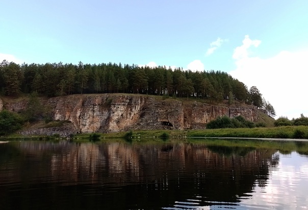 Лимоновский хребет напротив на поляне приземляется огромное НЛО.
