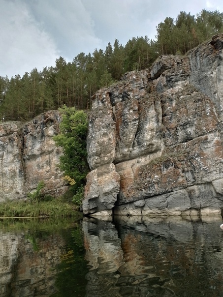 Лимоновский хребет напротив на поляне приземляется огромное НЛО.