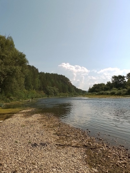 Лимоновский хребет напротив на поляне приземляется огромное НЛО.