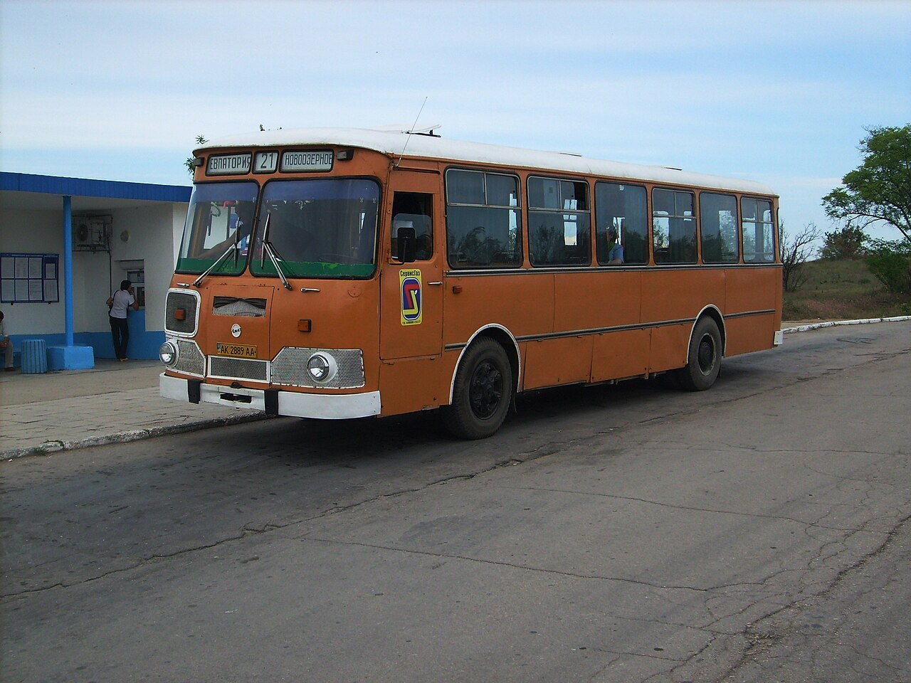 Можно ли давать банковскую карту в руки водителя автобуса, трамвая, троллейбуса, маршрутки и прочего общественного транспорта?