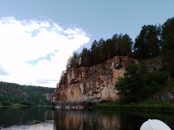 Лимоновский хребет напротив на поляне приземляется огромное НЛО.