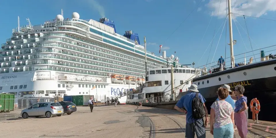 «Крики, вопли, паника»: Так пассажиры круиза пережили столкновение с нефтяным танкером