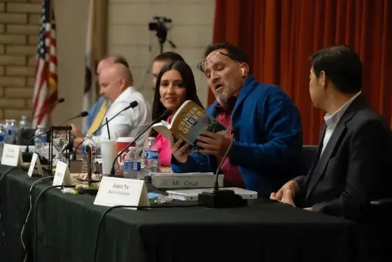 Лидеры демократов Калифорнии обостряют борьбу с консервативными школьными советами