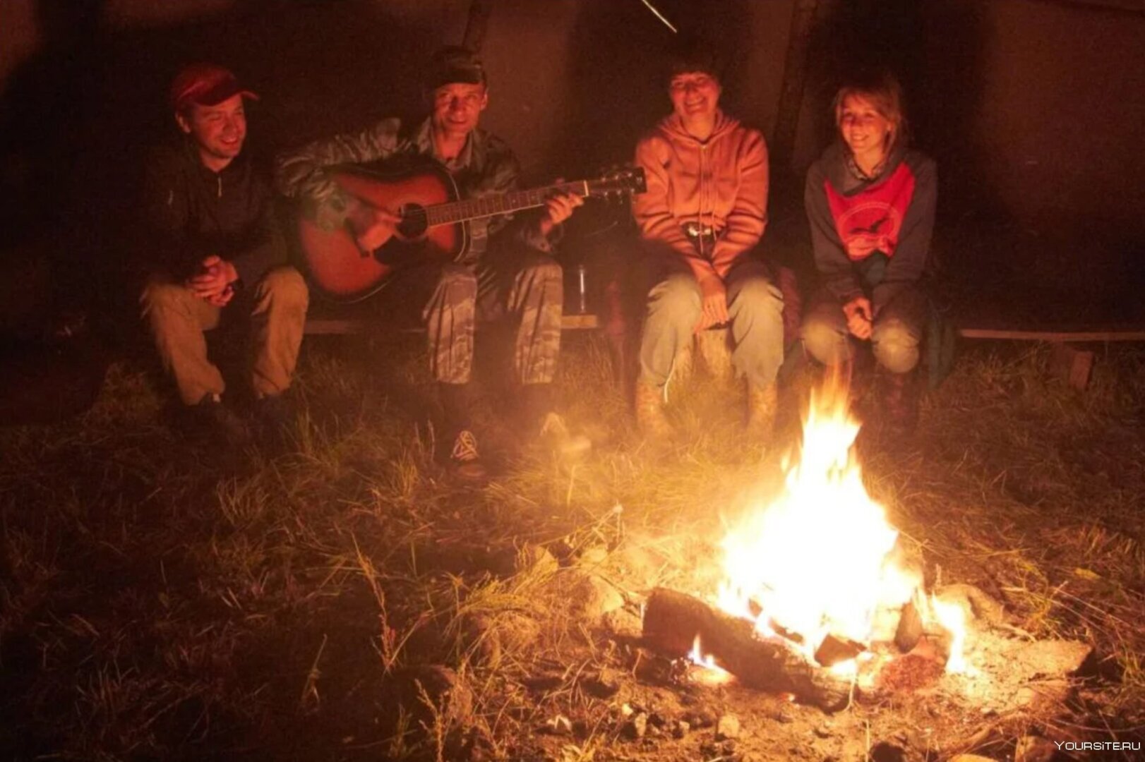 Мелодии советского костра: незабываемые песни из походных приключений. А Вы любите петь песни под гитару?