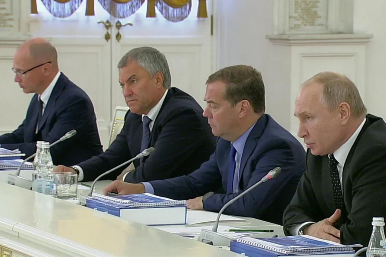 Ради кого живет и работает В.В. Путин, ради благополучия российских граждан или ради лучшей жизни кучки богатых людей