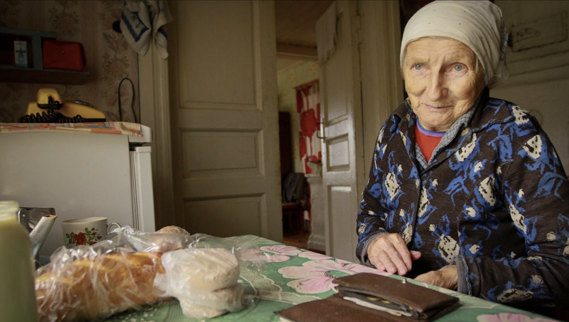 Найти бабку знахарку. Бабушка знахарка. Бабушка с пенсией. Старушка на пенсии. Бабушка знахарка в Ленинградской области.