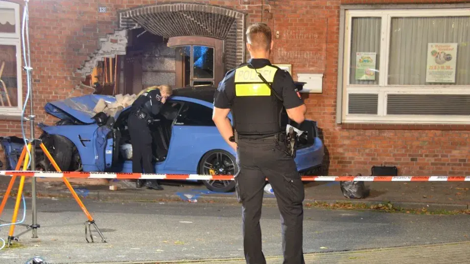 Машина врезалась в стену дома: мертвец