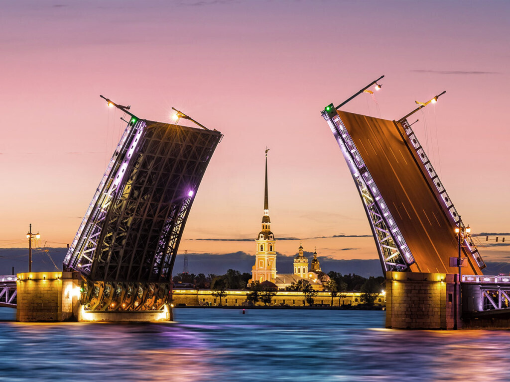 "От Питера Бандитского к уличному искусству: эволюция культуры улиц Петербурга"