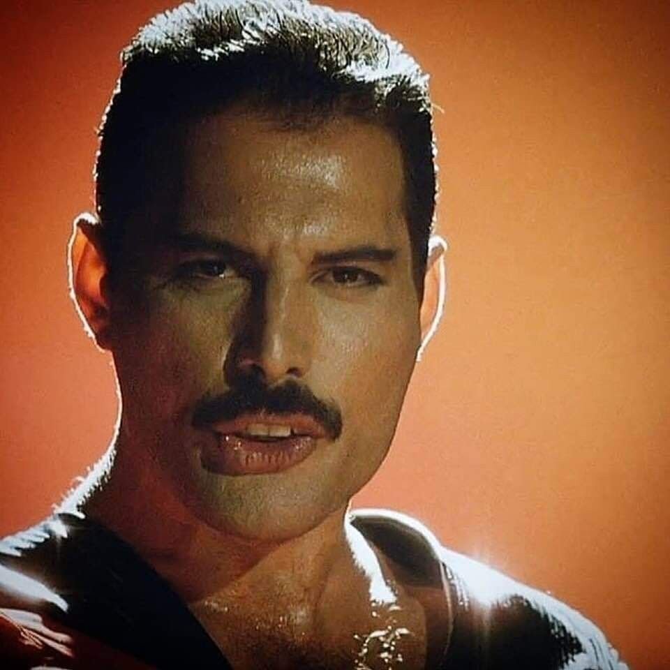 "Фредди Меркьюри: История жизни легенды рок-музыки и наследие, которое он оставил в мире"