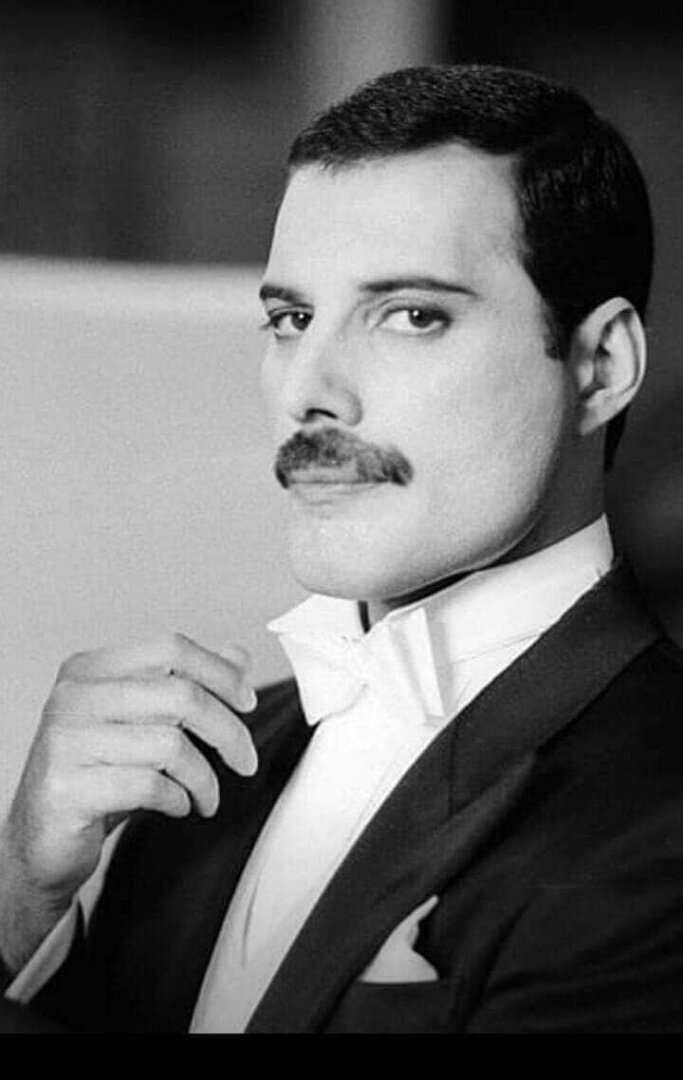 "Фредди Меркьюри: История жизни легенды рок-музыки и наследие, которое он оставил в мире"