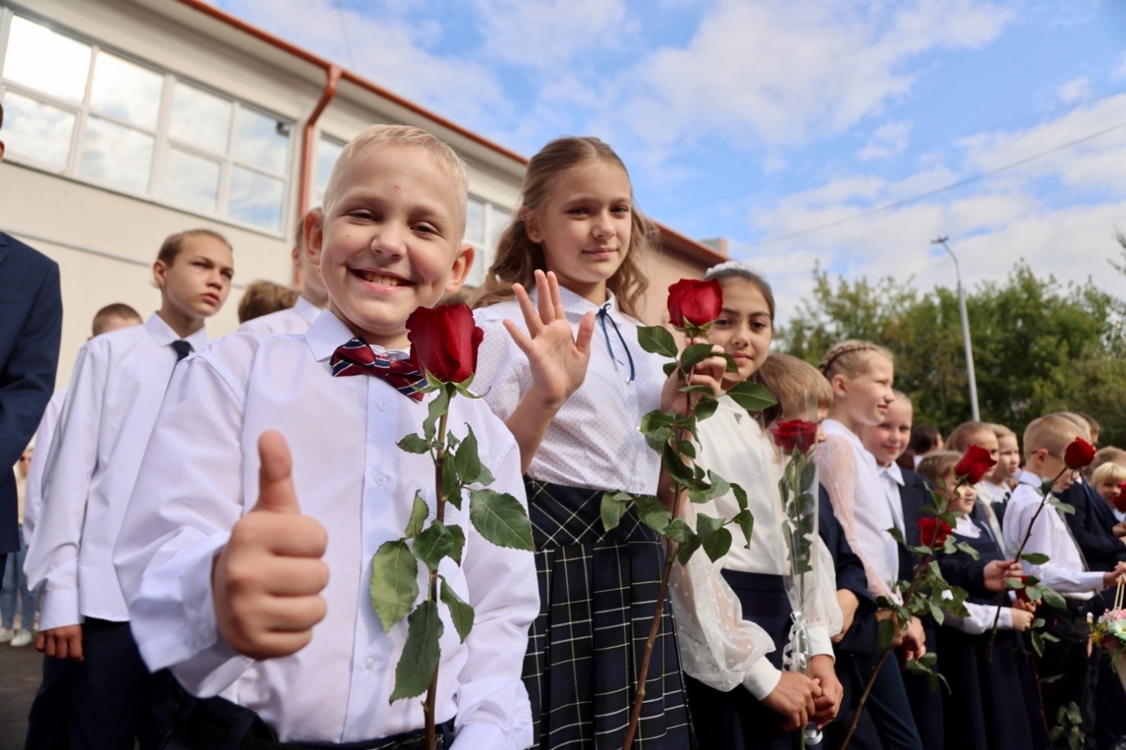 🧑‍🎓 Школьная линейка в России на первый и последний звонок, традиции. Нужна ли школьникам линейка? - Ответ ИИ