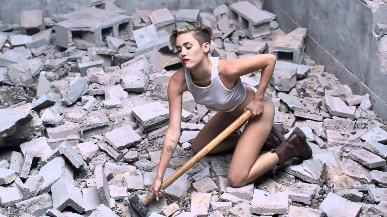 Женщина разбила в хлам квартиру, лишь бы не пустить бывшего мужа