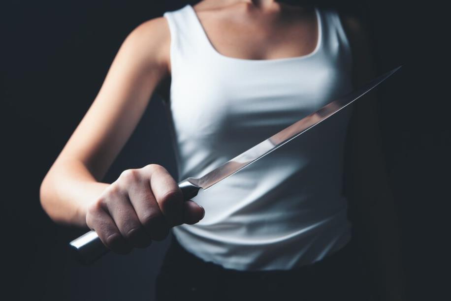 В Санкт-Петербурге женщина накинулась с ножом на пассажира метро