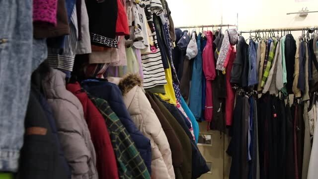 А вы знаете, что скоро магазины обяжут собирать на переработку ношеную одежду?