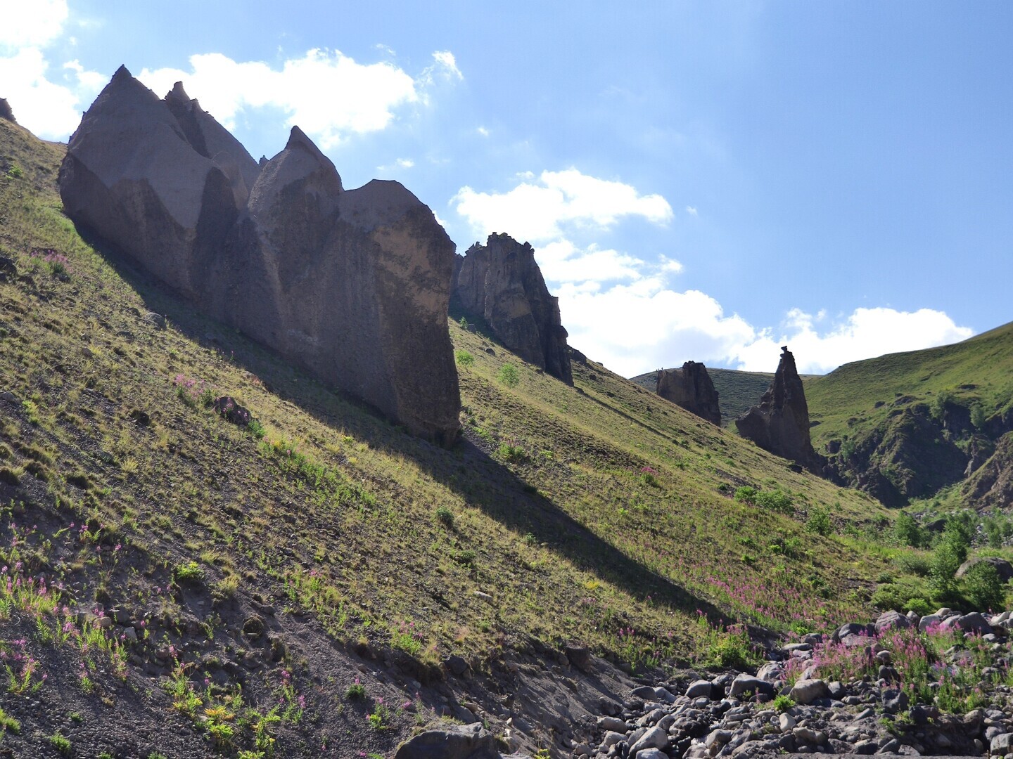 Кто украсил камушками вершины останцов Джилы-Су