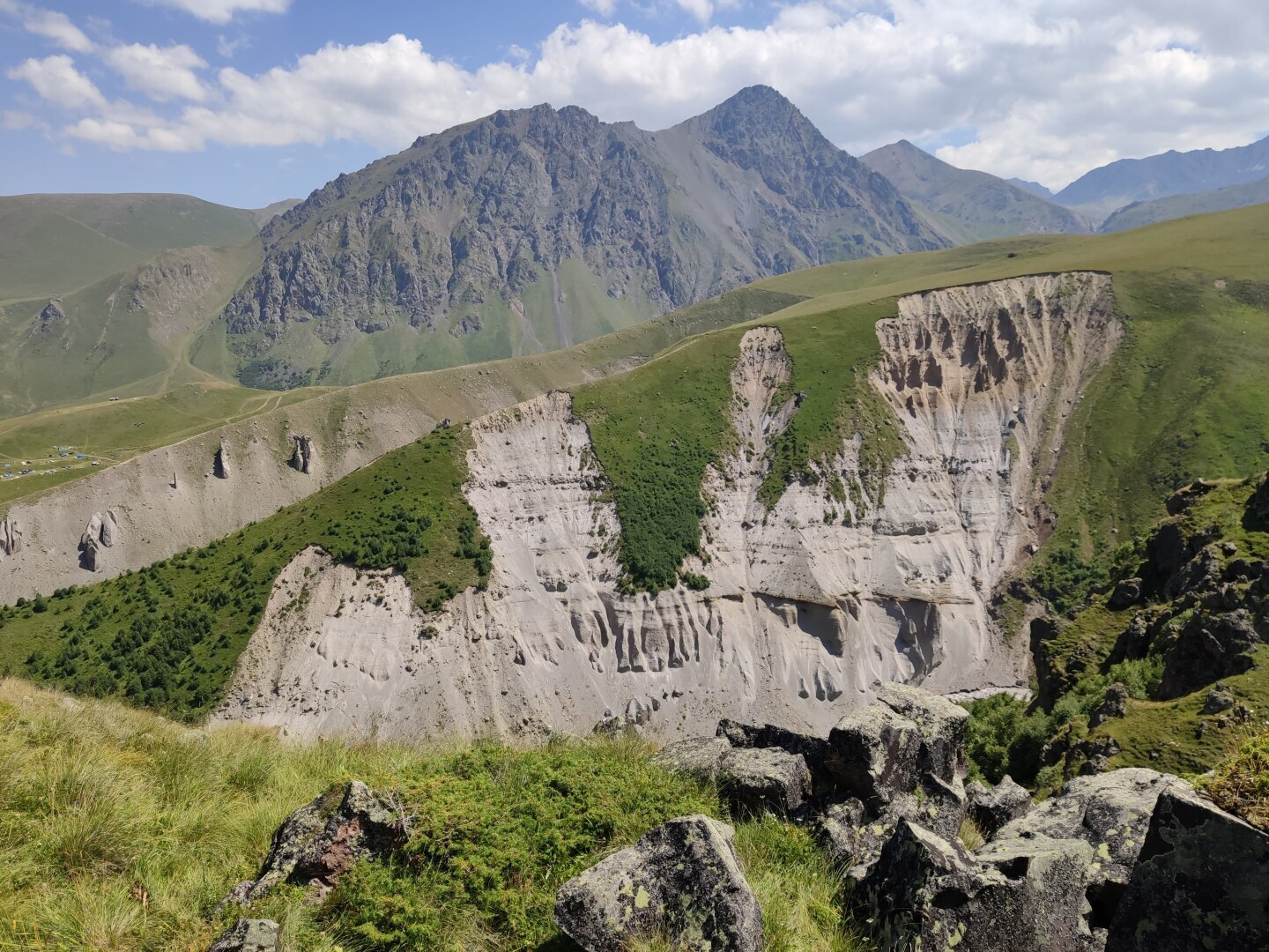 Кто украсил камушками вершины останцов Джилы-Су