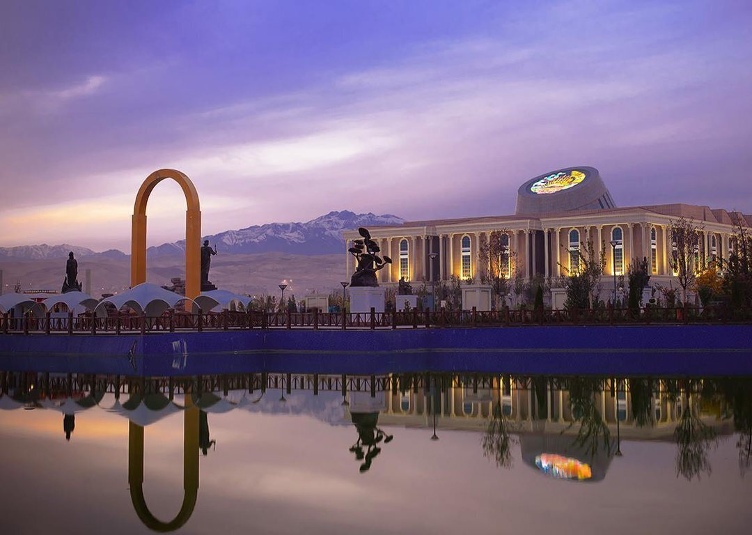 "Таджикистан: Путешествие в страну высоких гор и богатой культуры"