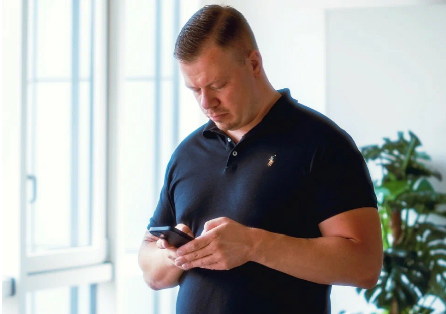 С карты гражданина похитили 518 тысяч рублей из-за действий оператора сотовой связи: что решил суд