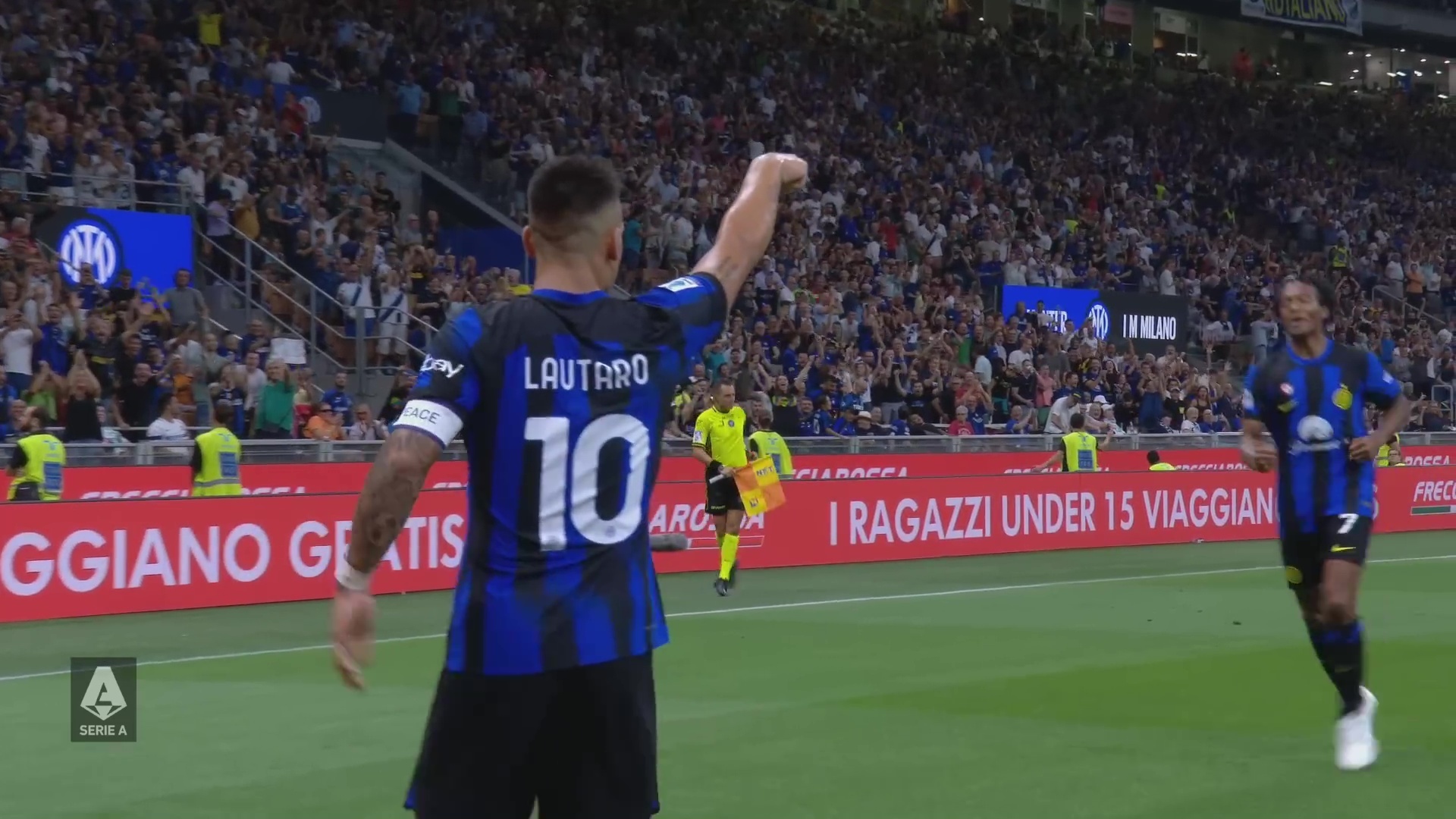 Миланский дуэт гордо шествует впереди