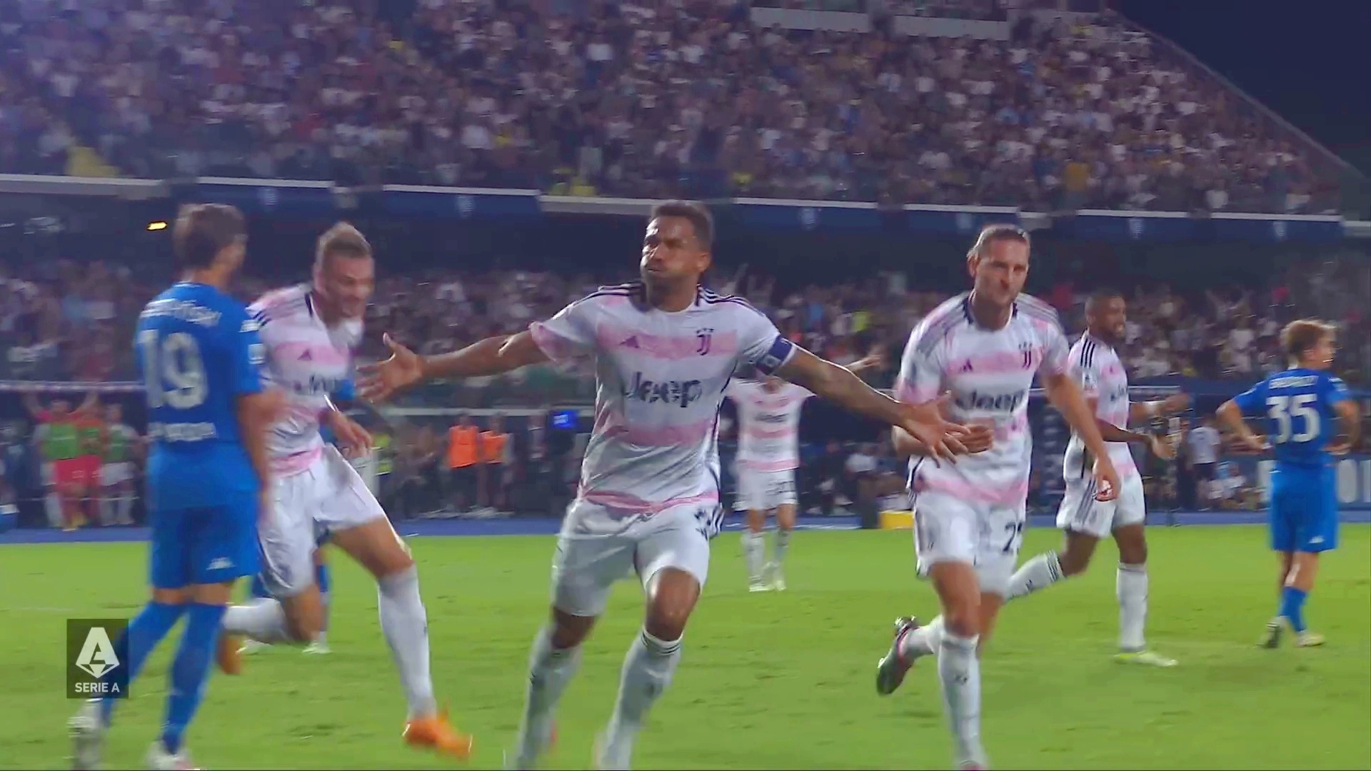 "Ювентус" подбирается к лидерам