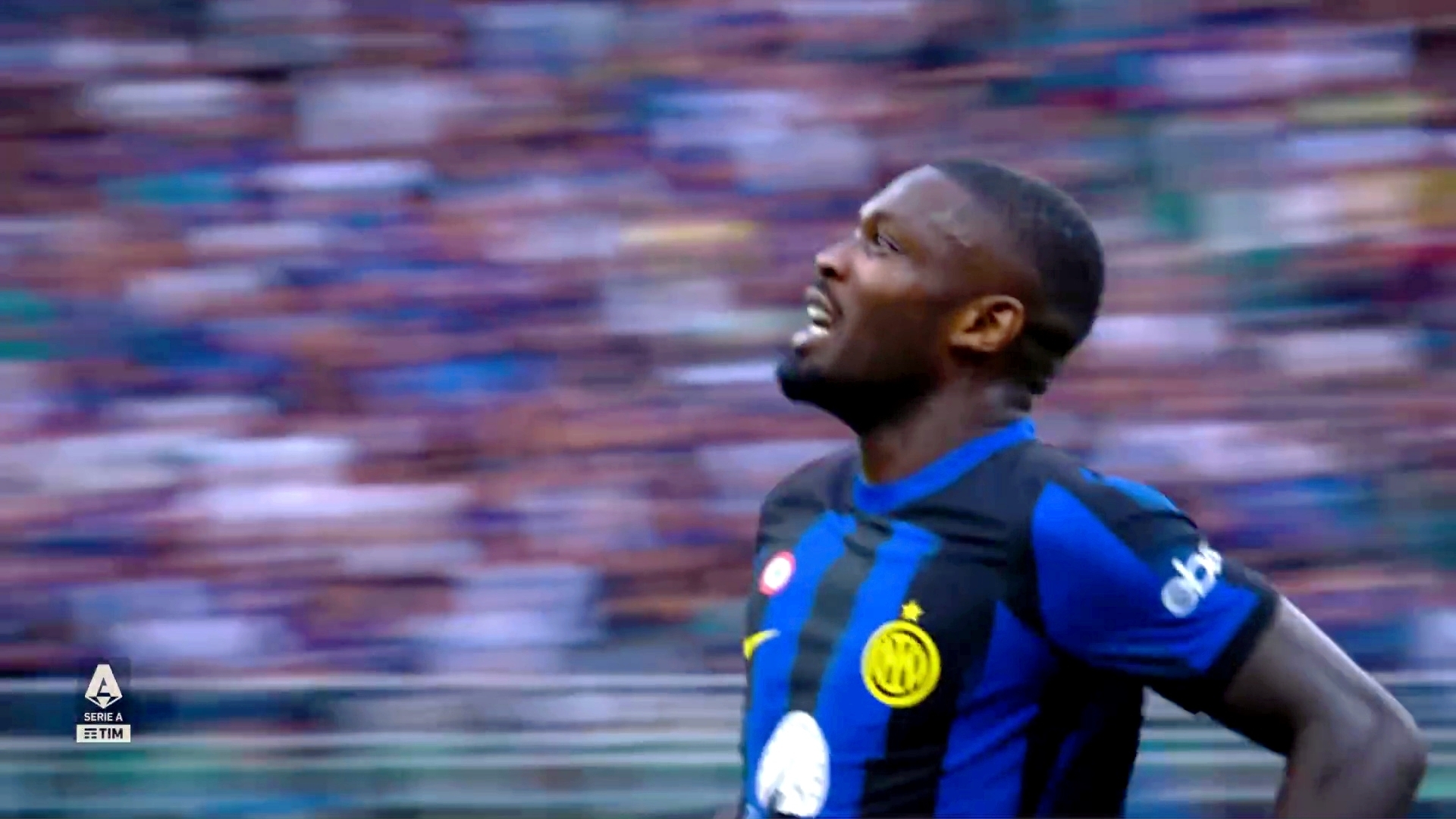 Миланский дуэт гордо шествует впереди