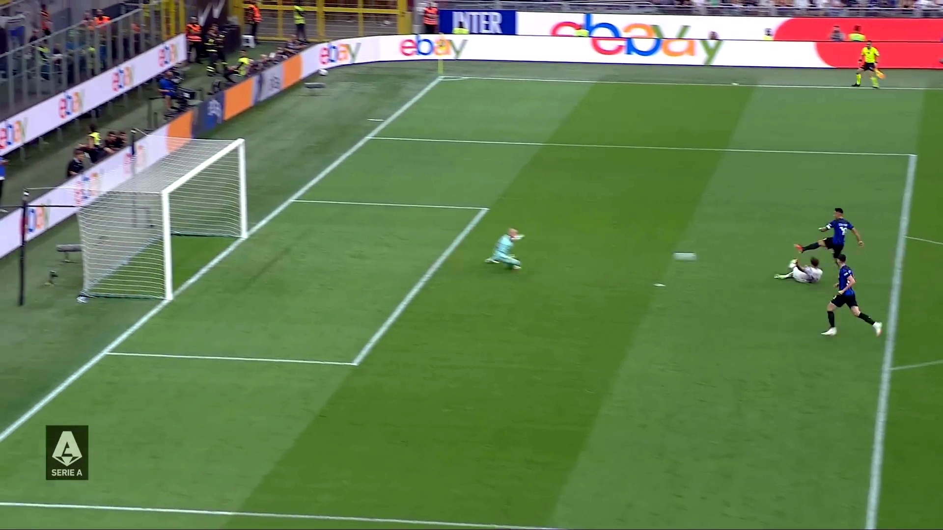 Миланский дуэт гордо шествует впереди