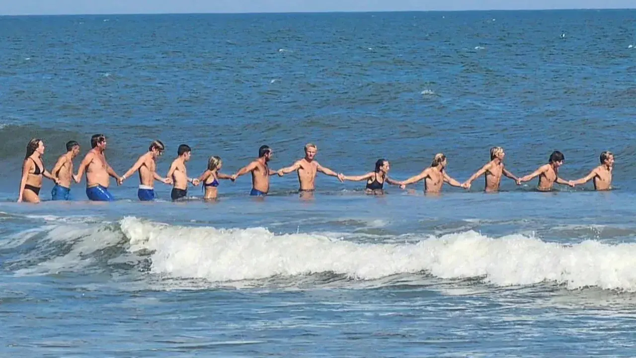 Три человека погибли, и более дюжины пловцов пришлось спасать после того, как нарушились текущие предупреждения вдоль побережья Нью-Джерси в выходные,