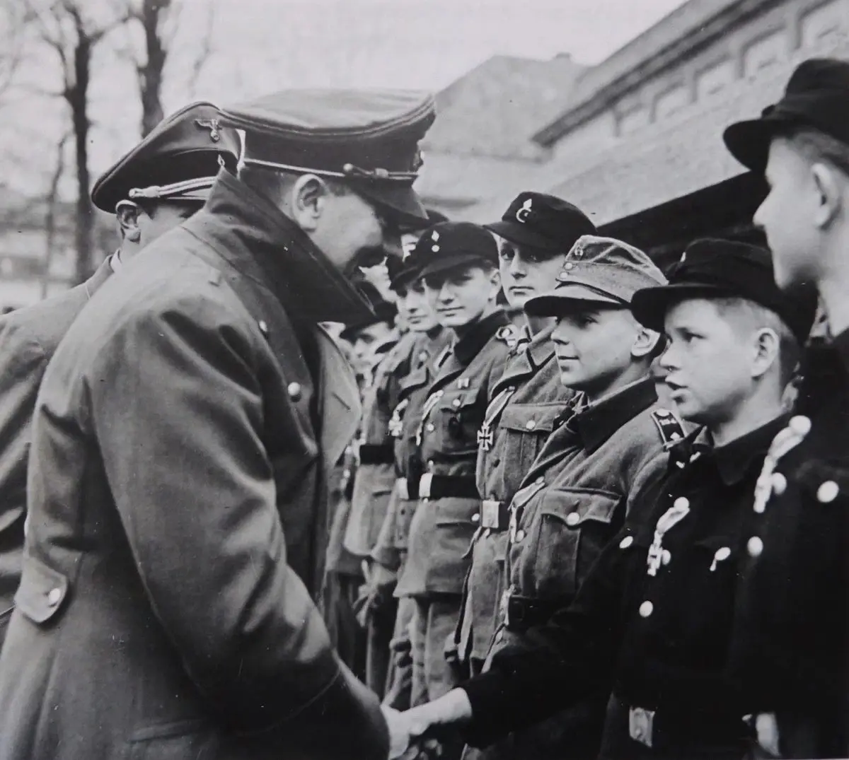 Почему поверили Гитлеру?