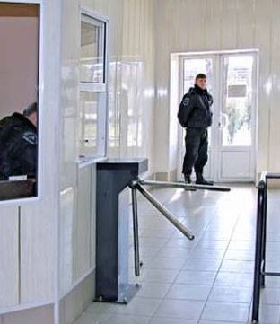 Большую часть недели охраняем сами себя