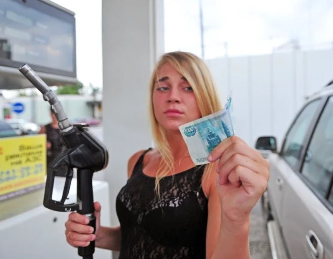 Цены на заправках снова бьют рекорды. Что происходит, и когда все это наконец закончится?