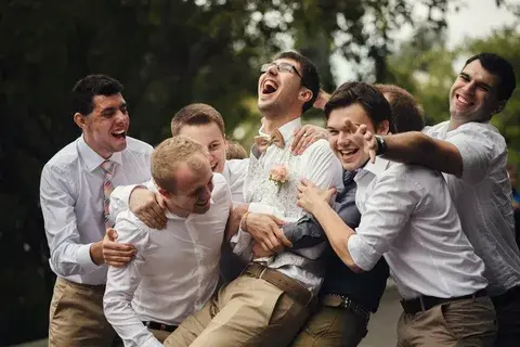 Друзья - это семья, которую мы выбираем: разгадываем тайны дружбы